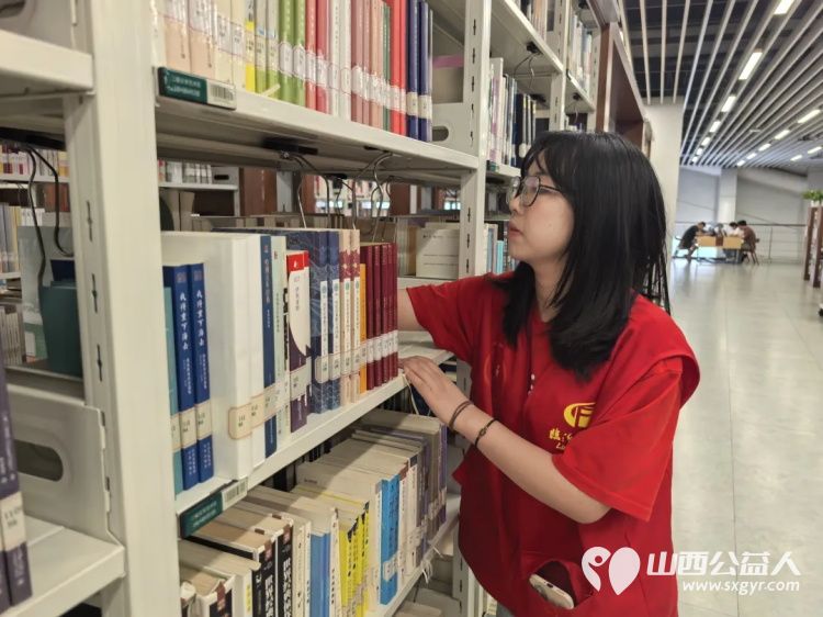 志愿微光照亮书香----临汾市护苗爱心志愿服务队走进临汾市图书馆协助工作人员开展图书整理和书架擦拭工作用实际行动为读者们打造更优质的阅读环境 - 第20张