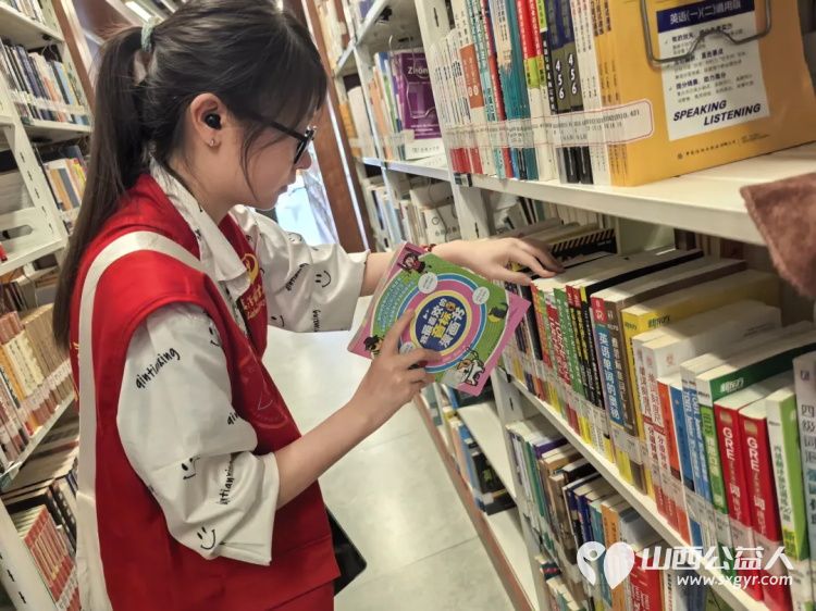 志愿微光照亮书香----临汾市护苗爱心志愿服务队走进临汾市图书馆协助工作人员开展图书整理和书架擦拭工作用实际行动为读者们打造更优质的阅读环境 - 第18张