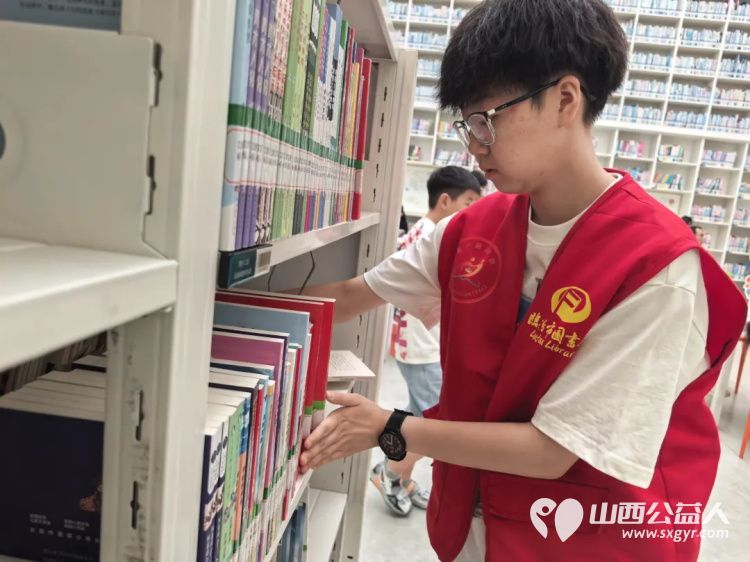 志愿微光照亮书香----临汾市护苗爱心志愿服务队走进临汾市图书馆协助工作人员开展图书整理和书架擦拭工作用实际行动为读者们打造更优质的阅读环境 - 第11张