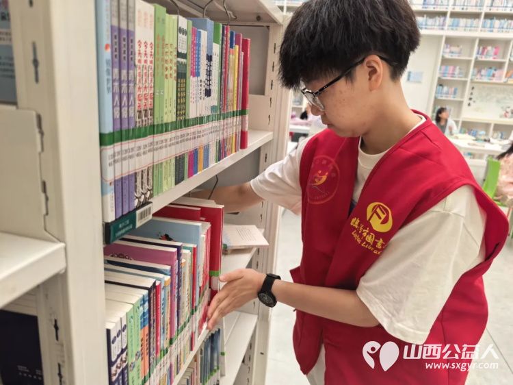 志愿微光照亮书香----临汾市护苗爱心志愿服务队走进临汾市图书馆协助工作人员开展图书整理和书架擦拭工作用实际行动为读者们打造更优质的阅读环境 - 第21张