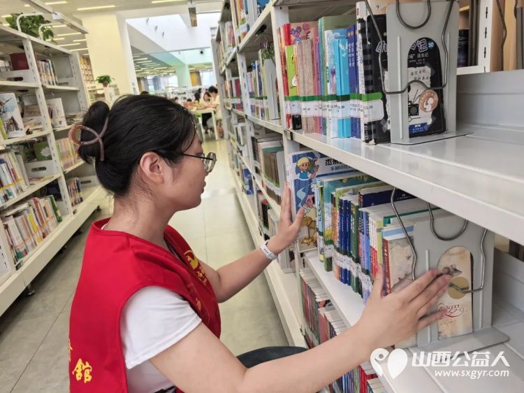志愿微光照亮书香----临汾市护苗爱心志愿服务队走进临汾市图书馆协助工作人员开展图书整理和书架擦拭工作用实际行动为读者们打造更优质的阅读环境 - 第14张