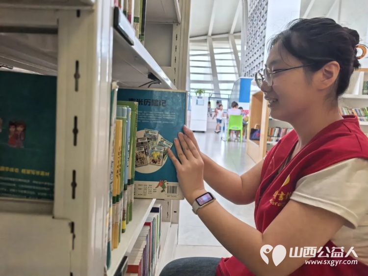 志愿微光照亮书香----临汾市护苗爱心志愿服务队走进临汾市图书馆协助工作人员开展图书整理和书架擦拭工作用实际行动为读者们打造更优质的阅读环境 - 第15张