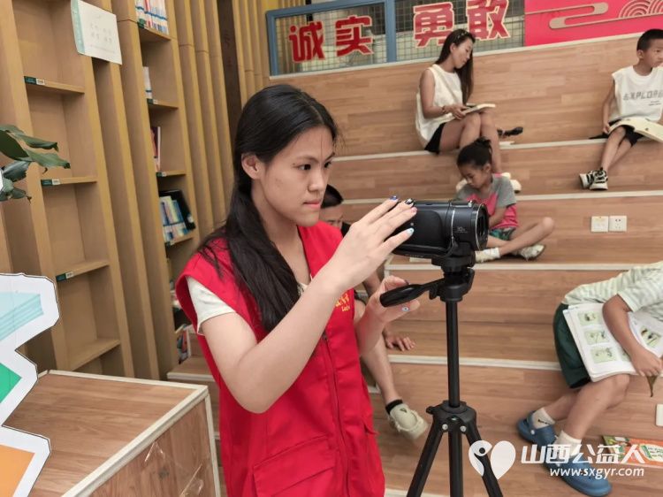 志愿微光照亮书香----临汾市护苗爱心志愿服务队走进临汾市图书馆协助工作人员开展图书整理和书架擦拭工作用实际行动为读者们打造更优质的阅读环境 - 第2张