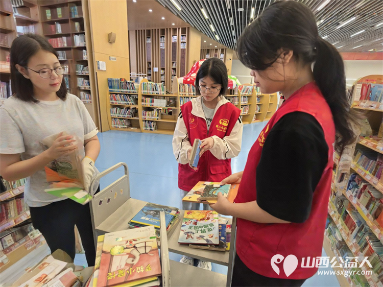 志愿微光照亮书香----临汾市护苗爱心志愿服务队走进临汾市图书馆协助工作人员开展图书整理和书架擦拭工作用实际行动为读者们打造更优质的阅读环境 - 第5张