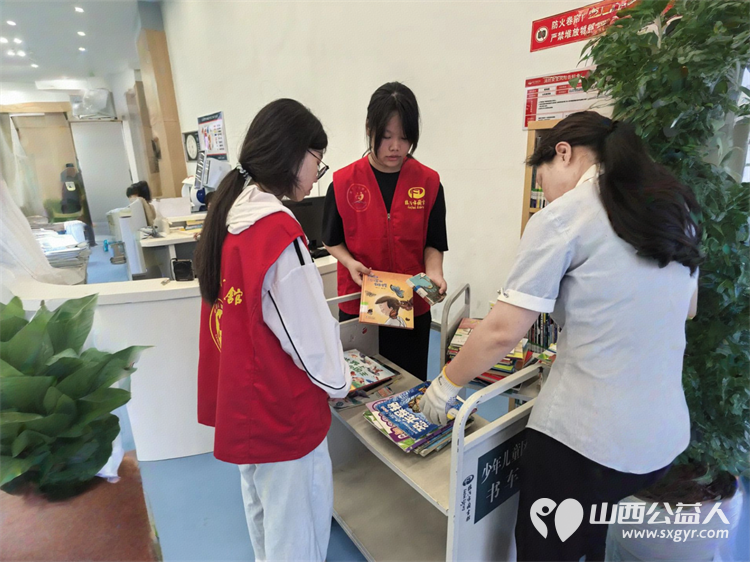 志愿微光照亮书香----临汾市护苗爱心志愿服务队走进临汾市图书馆协助工作人员开展图书整理和书架擦拭工作用实际行动为读者们打造更优质的阅读环境 - 第7张