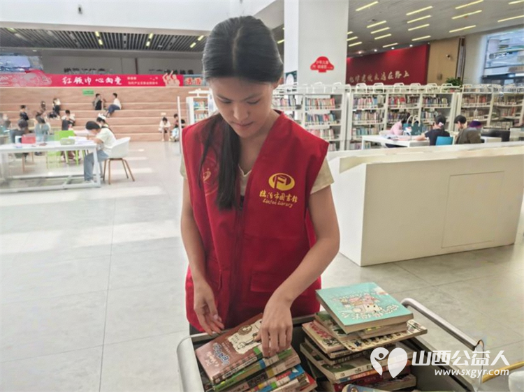 志愿微光照亮书香----临汾市护苗爱心志愿服务队走进临汾市图书馆协助工作人员开展图书整理和书架擦拭工作用实际行动为读者们打造更优质的阅读环境 - 第22张
