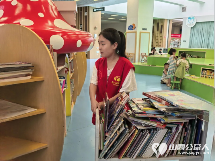 志愿微光照亮书香----临汾市护苗爱心志愿服务队走进临汾市图书馆协助工作人员开展图书整理和书架擦拭工作用实际行动为读者们打造更优质的阅读环境 - 第10张