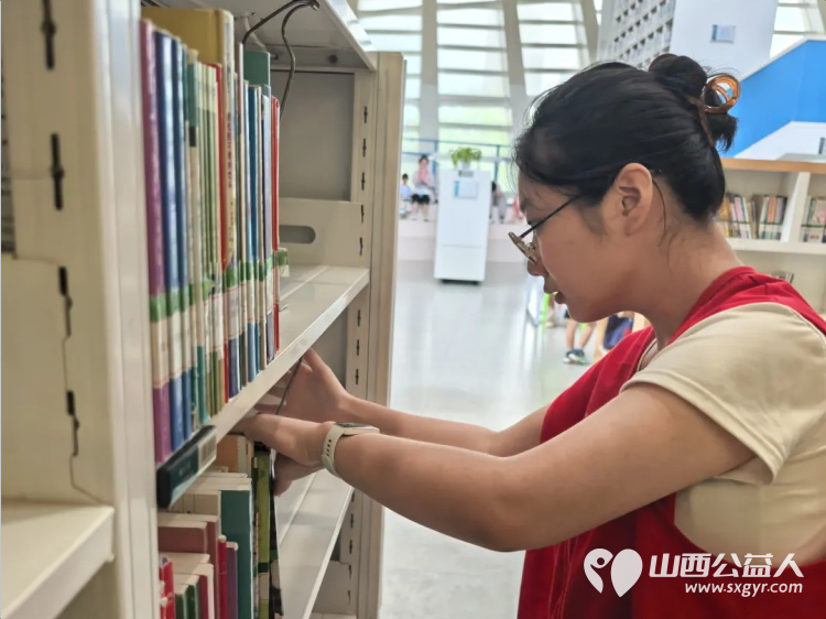 志愿微光照亮书香----临汾市护苗爱心志愿服务队走进临汾市图书馆协助工作人员开展图书整理和书架擦拭工作用实际行动为读者们打造更优质的阅读环境 - 第19张