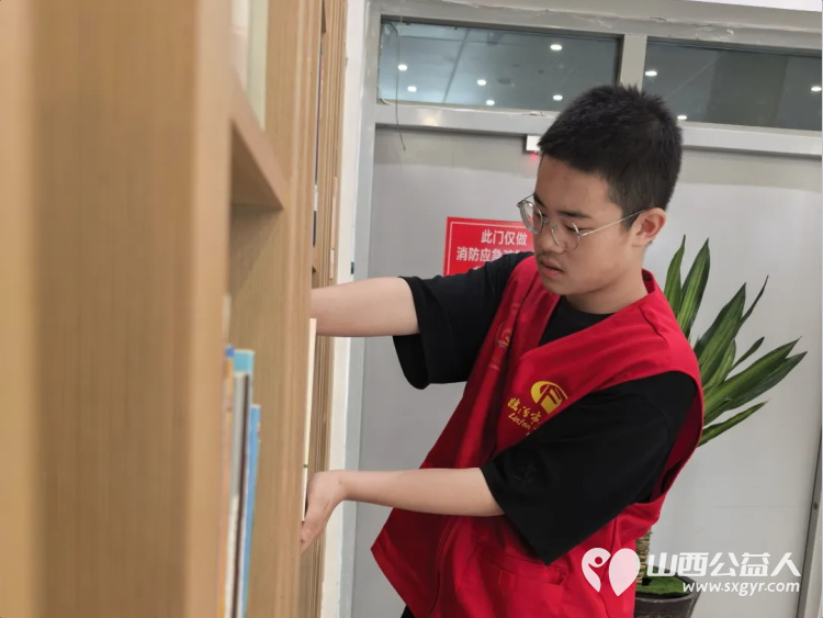 志愿微光照亮书香----临汾市护苗爱心志愿服务队走进临汾市图书馆协助工作人员开展图书整理和书架擦拭工作用实际行动为读者们打造更优质的阅读环境 - 第17张