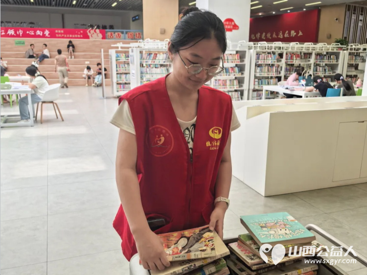 志愿微光照亮书香----临汾市护苗爱心志愿服务队走进临汾市图书馆协助工作人员开展图书整理和书架擦拭工作用实际行动为读者们打造更优质的阅读环境 - 第16张