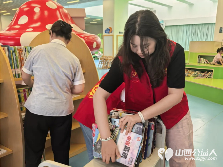 志愿微光照亮书香----临汾市护苗爱心志愿服务队走进临汾市图书馆协助工作人员开展图书整理和书架擦拭工作用实际行动为读者们打造更优质的阅读环境 - 第4张