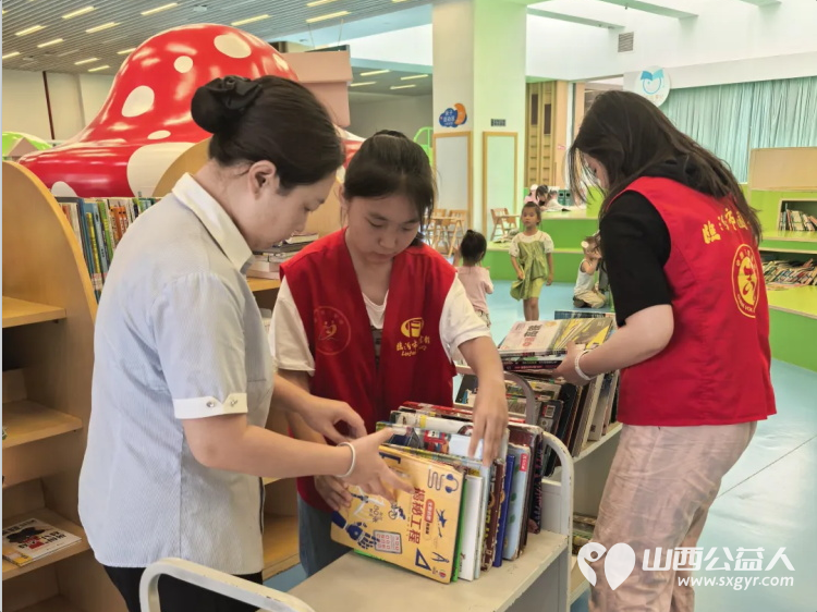 志愿微光照亮书香----临汾市护苗爱心志愿服务队走进临汾市图书馆协助工作人员开展图书整理和书架擦拭工作用实际行动为读者们打造更优质的阅读环境 - 第6张