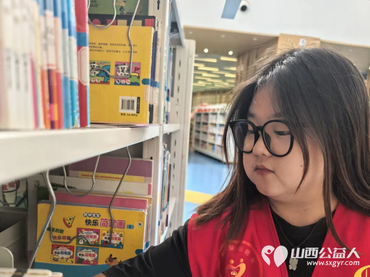 志愿微光照亮书香----临汾市护苗爱心志愿服务队走进临汾市图书馆协助工作人员开展图书整理和书架擦拭工作用实际行动为读者们打造更优质的阅读环境 - 第9张
