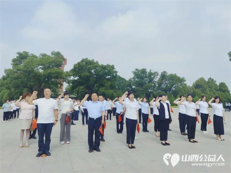 太原市西安商会、宝鸡商会联合邮储银行府西街支行前往太原解放纪念馆共同开展“铭记历史,砥砺前行”主题党日活动 - 第4张 - 山西公益人 太原市西安商会、宝鸡商会联合邮储银行府西街支行前往太原解放纪念馆共同开展“铭记历史,砥砺前行”主题党日活动 - 第4张