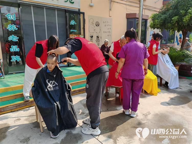 长治市阳光困境儿童帮扶协会携手下秦敬老院举办浓浓敬老情情暖夕阳红义务理发活动 - 第5张 - 山西公益人 长治市阳光困境儿童帮扶协会携手下秦敬老院举办浓浓敬老情情暖夕阳红义务理发活动 - 第5张