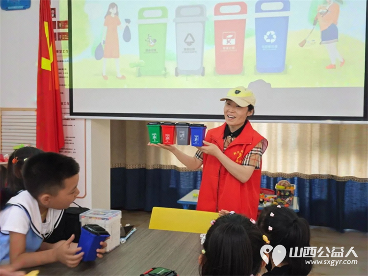童心筑绿梦分类护家园----吕梁市离石区青年志愿者协会的绿色使者们走进儿童服务站环保行动超燃来袭 - 第4张 - 山西公益人 童心筑绿梦分类护家园----吕梁市离石区青年志愿者协会的绿色使者们走进儿童服务站环保行动超燃来袭 - 第4张