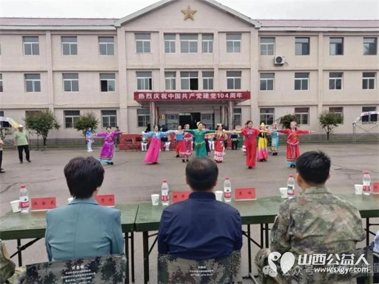 正能量山西五台县西米社区志愿服务队走进门限石部队通过文艺演出共同庆祝中国共产党建党104周年还慰问了老党员特困群众为他们送去生活物资与关怀 - 第7张 - 山西公益人 正能量山西五台县西米社区志愿服务队走进门限石部队通过文艺演出共同庆祝中国共产党建党104周年还慰问了老党员特困群众为他们送去生活物资与关怀 - 第7张