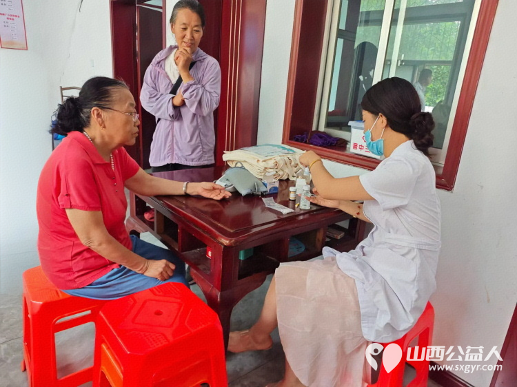 志愿服务进社区健康活动暖人心--介休市敬老协会志愿者7月3日走进东南街道水门南街社区为社区所有老人们爱心理发、按摩理疗、义诊 - 第23张 - 山西公益人 志愿服务进社区健康活动暖人心--介休市敬老协会志愿者7月3日走进东南街道水门南街社区为社区所有老人们爱心理发、按摩理疗、义诊 - 第23张