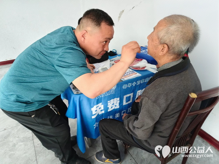 志愿服务进社区健康活动暖人心--介休市敬老协会志愿者7月3日走进东南街道水门南街社区为社区所有老人们爱心理发、按摩理疗、义诊 - 第17张 - 山西公益人 志愿服务进社区健康活动暖人心--介休市敬老协会志愿者7月3日走进东南街道水门南街社区为社区所有老人们爱心理发、按摩理疗、义诊 - 第17张