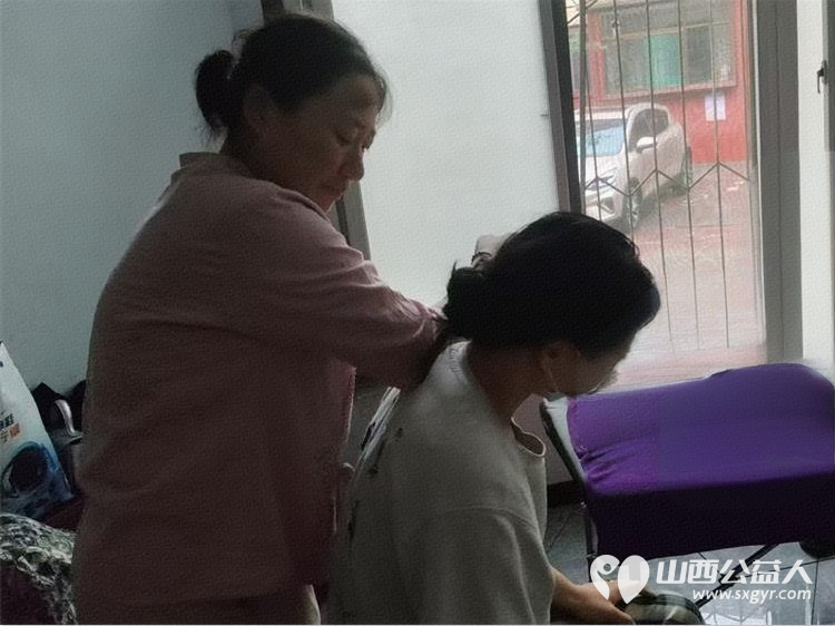 志愿服务进社区健康活动暖人心--介休市敬老协会志愿者7月3日走进东南街道水门南街社区为社区所有老人们爱心理发、按摩理疗、义诊 - 第14张 - 山西公益人 志愿服务进社区健康活动暖人心--介休市敬老协会志愿者7月3日走进东南街道水门南街社区为社区所有老人们爱心理发、按摩理疗、义诊 - 第14张