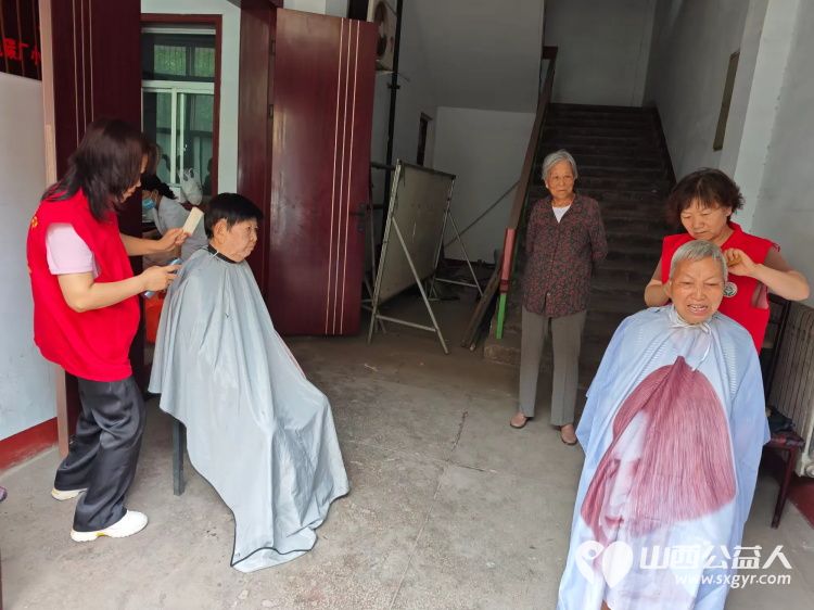 志愿服务进社区健康活动暖人心--介休市敬老协会志愿者7月3日走进东南街道水门南街社区为社区所有老人们爱心理发、按摩理疗、义诊 - 第6张 - 山西公益人 志愿服务进社区健康活动暖人心--介休市敬老协会志愿者7月3日走进东南街道水门南街社区为社区所有老人们爱心理发、按摩理疗、义诊 - 第6张