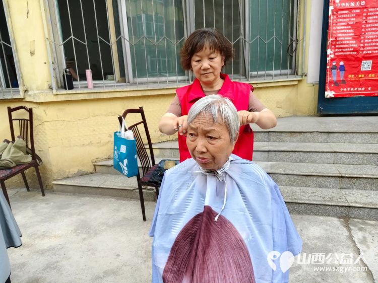 志愿服务进社区健康活动暖人心--介休市敬老协会志愿者7月3日走进东南街道水门南街社区为社区所有老人们爱心理发、按摩理疗、义诊 - 第9张 - 山西公益人 志愿服务进社区健康活动暖人心--介休市敬老协会志愿者7月3日走进东南街道水门南街社区为社区所有老人们爱心理发、按摩理疗、义诊 - 第9张