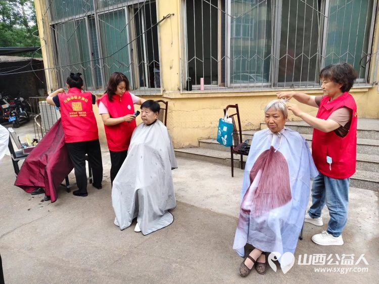 志愿服务进社区健康活动暖人心--介休市敬老协会志愿者7月3日走进东南街道水门南街社区为社区所有老人们爱心理发、按摩理疗、义诊 - 第7张 - 山西公益人 志愿服务进社区健康活动暖人心--介休市敬老协会志愿者7月3日走进东南街道水门南街社区为社区所有老人们爱心理发、按摩理疗、义诊 - 第7张