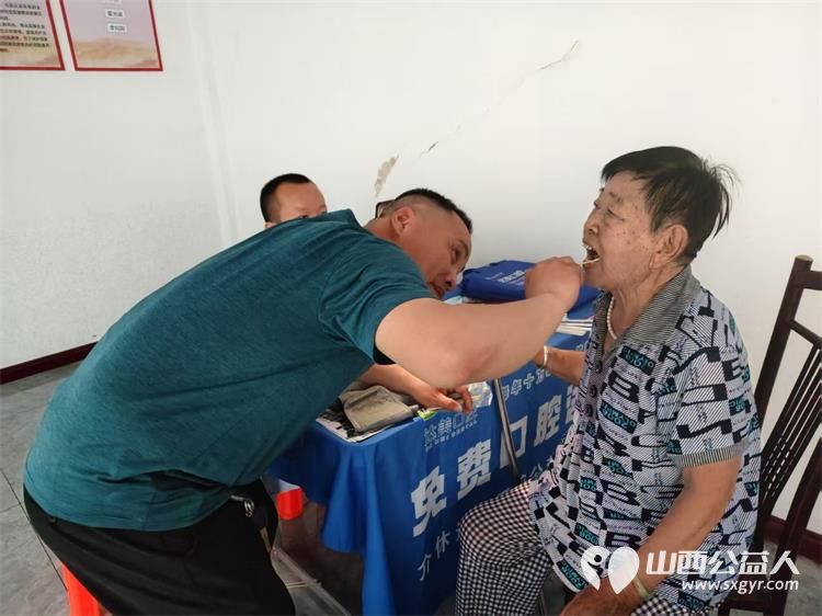 志愿服务进社区健康活动暖人心--介休市敬老协会志愿者7月3日走进东南街道水门南街社区为社区所有老人们爱心理发、按摩理疗、义诊 - 第16张 - 山西公益人 志愿服务进社区健康活动暖人心--介休市敬老协会志愿者7月3日走进东南街道水门南街社区为社区所有老人们爱心理发、按摩理疗、义诊 - 第16张