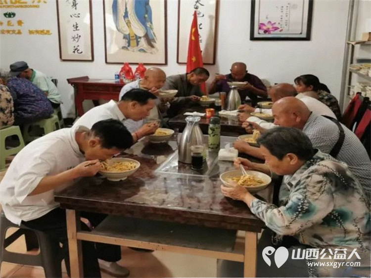 以实际行动报党恩----长治市小雨点公益志愿者协会7月份党组学习活动在隆福饭店(原雨花斋二部)举行从这里出发把善意传递给了身边人们 - 第4张 - 山西公益人 以实际行动报党恩----长治市小雨点公益志愿者协会7月份党组学习活动在隆福饭店(原雨花斋二部)举行从这里出发把善意传递给了身边人们 - 第4张