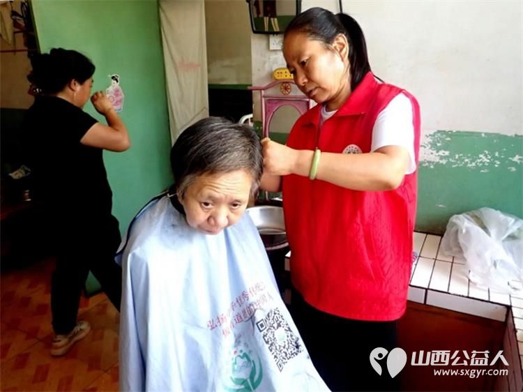 介休市敬老协会“孝善行”之敬老爱老助老活动7月5日走入介休市张兰镇史村服务老人理发义诊 - 第8张 - 山西公益人 介休市敬老协会“孝善行”之敬老爱老助老活动7月5日走入介休市张兰镇史村服务老人理发义诊 - 第8张