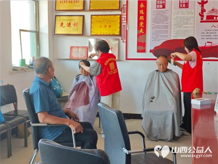 介休市敬老协会“孝善行”之敬老爱老助老活动7月5日走入介休市张兰镇史村服务老人理发义诊 - 第6张 - 山西公益人 介休市敬老协会“孝善行”之敬老爱老助老活动7月5日走入介休市张兰镇史村服务老人理发义诊 - 第6张