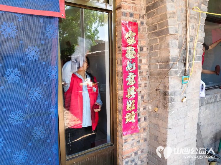 介休市敬老协会志愿者走入介休市张兰镇孙村入户81岁特困老人梁运华家中为老人打扫室内外卫生、包饺子 - 第5张 - 山西公益人 介休市敬老协会志愿者走入介休市张兰镇孙村入户81岁特困老人梁运华家中为老人打扫室内外卫生、包饺子 - 第5张