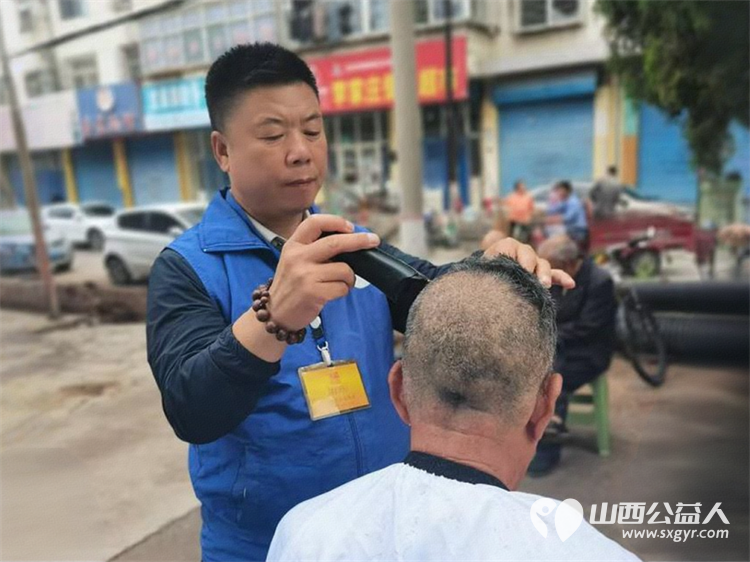 爱的约定----长治市小雨点公益志愿者协会志愿者来到隆福饭店(原雨花斋二部)连续几年来同志们都会放弃节假日来到这里定期为老人开展义务理发活动 - 第12张 - 山西公益人 爱的约定----长治市小雨点公益志愿者协会志愿者来到隆福饭店(原雨花斋二部)连续几年来同志们都会放弃节假日来到这里定期为老人开展义务理发活动 - 第12张