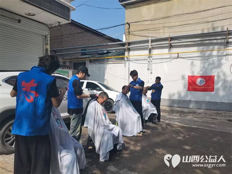 爱的约定----长治市小雨点公益志愿者协会志愿者来到隆福饭店(原雨花斋二部)连续几年来同志们都会放弃节假日来到这里定期为老人开展义务理发活动 - 第10张 - 山西公益人 爱的约定----长治市小雨点公益志愿者协会志愿者来到隆福饭店(原雨花斋二部)连续几年来同志们都会放弃节假日来到这里定期为老人开展义务理发活动 - 第10张