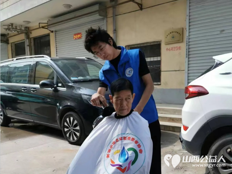 爱的约定----长治市小雨点公益志愿者协会志愿者来到隆福饭店(原雨花斋二部)连续几年来同志们都会放弃节假日来到这里定期为老人开展义务理发活动 - 第15张 - 山西公益人 爱的约定----长治市小雨点公益志愿者协会志愿者来到隆福饭店(原雨花斋二部)连续几年来同志们都会放弃节假日来到这里定期为老人开展义务理发活动 - 第15张