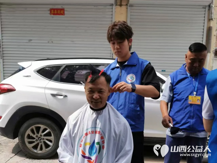 爱的约定----长治市小雨点公益志愿者协会志愿者来到隆福饭店(原雨花斋二部)连续几年来同志们都会放弃节假日来到这里定期为老人开展义务理发活动 - 第13张 - 山西公益人 爱的约定----长治市小雨点公益志愿者协会志愿者来到隆福饭店(原雨花斋二部)连续几年来同志们都会放弃节假日来到这里定期为老人开展义务理发活动 - 第13张