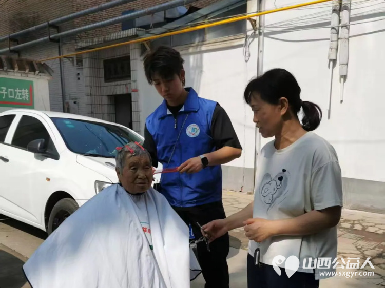 爱的约定----长治市小雨点公益志愿者协会志愿者来到隆福饭店(原雨花斋二部)连续几年来同志们都会放弃节假日来到这里定期为老人开展义务理发活动 - 第11张 - 山西公益人 爱的约定----长治市小雨点公益志愿者协会志愿者来到隆福饭店(原雨花斋二部)连续几年来同志们都会放弃节假日来到这里定期为老人开展义务理发活动 - 第11张