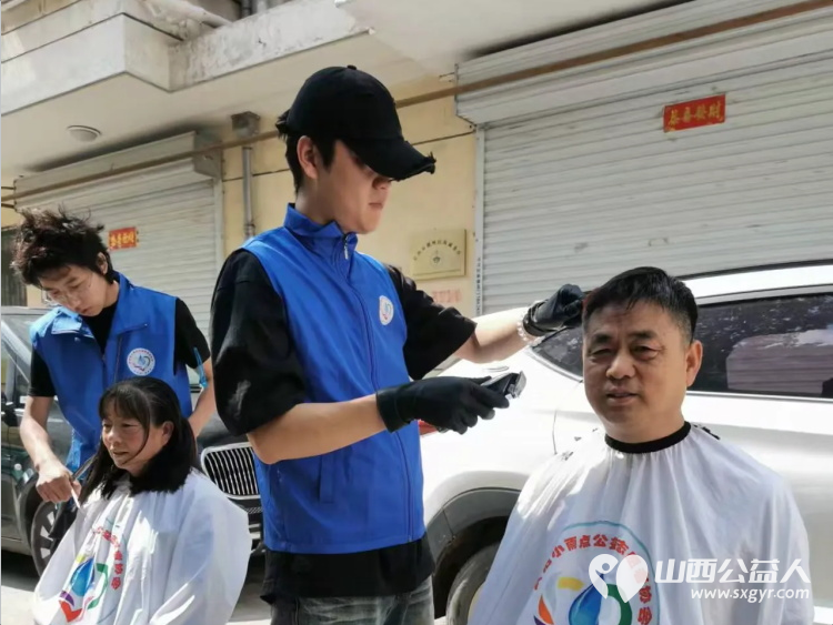 爱的约定----长治市小雨点公益志愿者协会志愿者来到隆福饭店(原雨花斋二部)连续几年来同志们都会放弃节假日来到这里定期为老人开展义务理发活动 - 第6张 - 山西公益人 爱的约定----长治市小雨点公益志愿者协会志愿者来到隆福饭店(原雨花斋二部)连续几年来同志们都会放弃节假日来到这里定期为老人开展义务理发活动 - 第6张