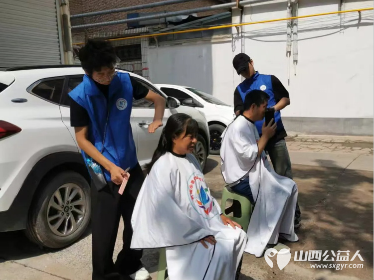爱的约定----长治市小雨点公益志愿者协会志愿者来到隆福饭店(原雨花斋二部)连续几年来同志们都会放弃节假日来到这里定期为老人开展义务理发活动 - 第4张 - 山西公益人 爱的约定----长治市小雨点公益志愿者协会志愿者来到隆福饭店(原雨花斋二部)连续几年来同志们都会放弃节假日来到这里定期为老人开展义务理发活动 - 第4张
