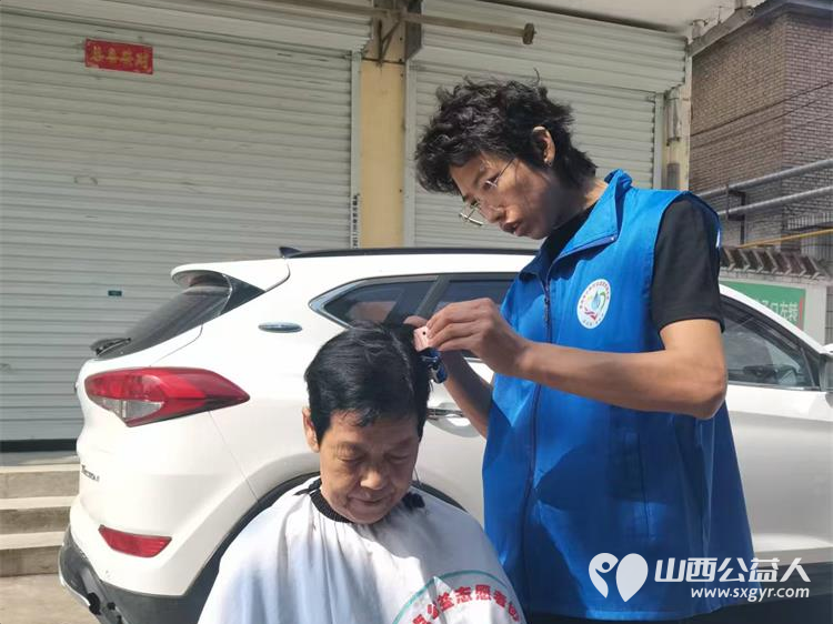 爱的约定----长治市小雨点公益志愿者协会志愿者来到隆福饭店(原雨花斋二部)连续几年来同志们都会放弃节假日来到这里定期为老人开展义务理发活动 - 第7张 - 山西公益人 爱的约定----长治市小雨点公益志愿者协会志愿者来到隆福饭店(原雨花斋二部)连续几年来同志们都会放弃节假日来到这里定期为老人开展义务理发活动 - 第7张