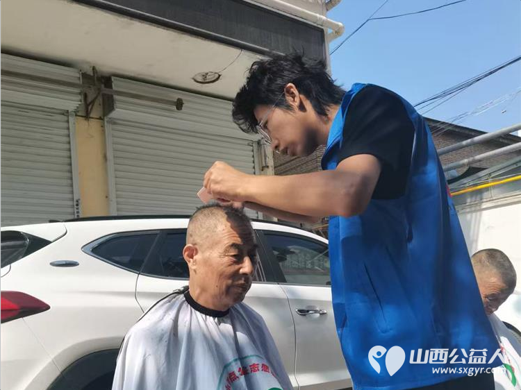 爱的约定----长治市小雨点公益志愿者协会志愿者来到隆福饭店(原雨花斋二部)连续几年来同志们都会放弃节假日来到这里定期为老人开展义务理发活动 - 第3张 - 山西公益人 爱的约定----长治市小雨点公益志愿者协会志愿者来到隆福饭店(原雨花斋二部)连续几年来同志们都会放弃节假日来到这里定期为老人开展义务理发活动 - 第3张