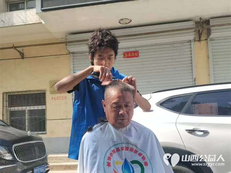 爱的约定----长治市小雨点公益志愿者协会志愿者来到隆福饭店(原雨花斋二部)连续几年来同志们都会放弃节假日来到这里定期为老人开展义务理发活动 - 第2张 - 山西公益人 爱的约定----长治市小雨点公益志愿者协会志愿者来到隆福饭店(原雨花斋二部)连续几年来同志们都会放弃节假日来到这里定期为老人开展义务理发活动 - 第2张