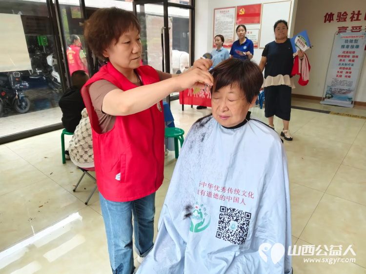 介休市敬老协会举办健康活动暖人心志愿服务进社区活动志愿者走进介休市北坛街道文苑街社区为社区所有老人们爱心理发按摩理疗义诊 - 第43张 - 山西公益人 介休市敬老协会举办健康活动暖人心志愿服务进社区活动志愿者走进介休市北坛街道文苑街社区为社区所有老人们爱心理发按摩理疗义诊 - 第43张