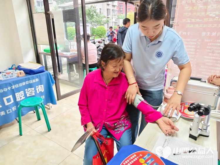 介休市敬老协会举办健康活动暖人心志愿服务进社区活动志愿者走进介休市北坛街道文苑街社区为社区所有老人们爱心理发按摩理疗义诊 - 第28张 - 山西公益人 介休市敬老协会举办健康活动暖人心志愿服务进社区活动志愿者走进介休市北坛街道文苑街社区为社区所有老人们爱心理发按摩理疗义诊 - 第28张
