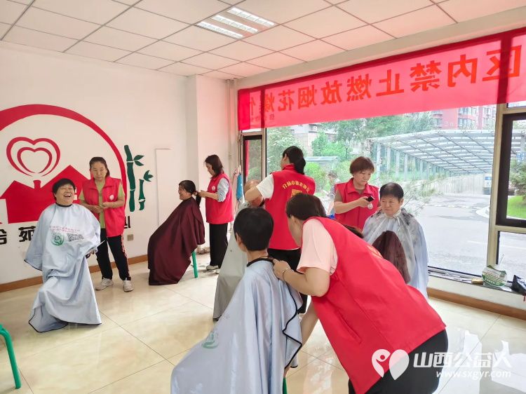 介休市敬老协会举办健康活动暖人心志愿服务进社区活动志愿者走进介休市北坛街道文苑街社区为社区所有老人们爱心理发按摩理疗义诊 - 第48张 - 山西公益人 介休市敬老协会举办健康活动暖人心志愿服务进社区活动志愿者走进介休市北坛街道文苑街社区为社区所有老人们爱心理发按摩理疗义诊 - 第48张