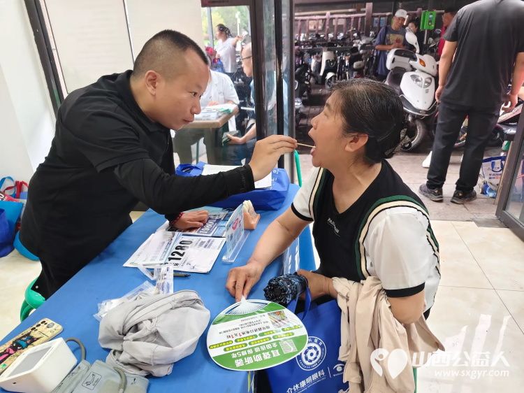 介休市敬老协会举办健康活动暖人心志愿服务进社区活动志愿者走进介休市北坛街道文苑街社区为社区所有老人们爱心理发按摩理疗义诊 - 第37张 - 山西公益人 介休市敬老协会举办健康活动暖人心志愿服务进社区活动志愿者走进介休市北坛街道文苑街社区为社区所有老人们爱心理发按摩理疗义诊 - 第37张