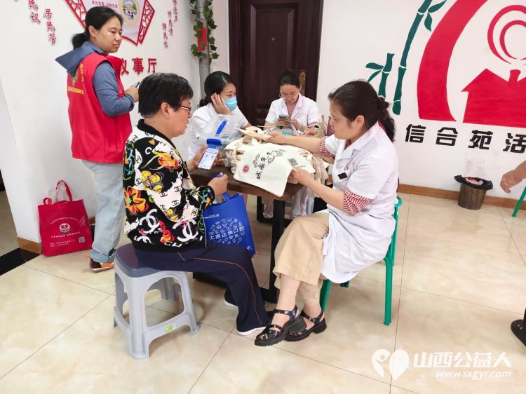 介休市敬老协会举办健康活动暖人心志愿服务进社区活动志愿者走进介休市北坛街道文苑街社区为社区所有老人们爱心理发按摩理疗义诊 - 第30张 - 山西公益人 介休市敬老协会举办健康活动暖人心志愿服务进社区活动志愿者走进介休市北坛街道文苑街社区为社区所有老人们爱心理发按摩理疗义诊 - 第30张