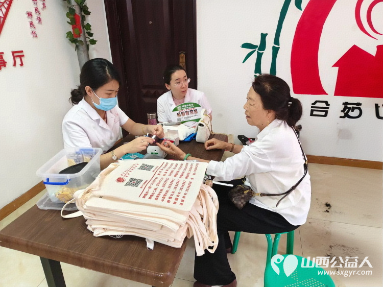 介休市敬老协会举办健康活动暖人心志愿服务进社区活动志愿者走进介休市北坛街道文苑街社区为社区所有老人们爱心理发按摩理疗义诊 - 第36张 - 山西公益人 介休市敬老协会举办健康活动暖人心志愿服务进社区活动志愿者走进介休市北坛街道文苑街社区为社区所有老人们爱心理发按摩理疗义诊 - 第36张