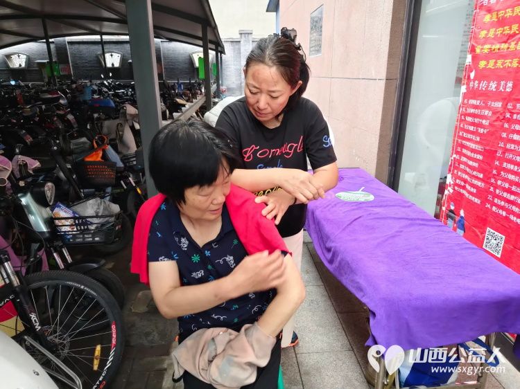 介休市敬老协会举办健康活动暖人心志愿服务进社区活动志愿者走进介休市北坛街道文苑街社区为社区所有老人们爱心理发按摩理疗义诊 - 第23张 - 山西公益人 介休市敬老协会举办健康活动暖人心志愿服务进社区活动志愿者走进介休市北坛街道文苑街社区为社区所有老人们爱心理发按摩理疗义诊 - 第23张