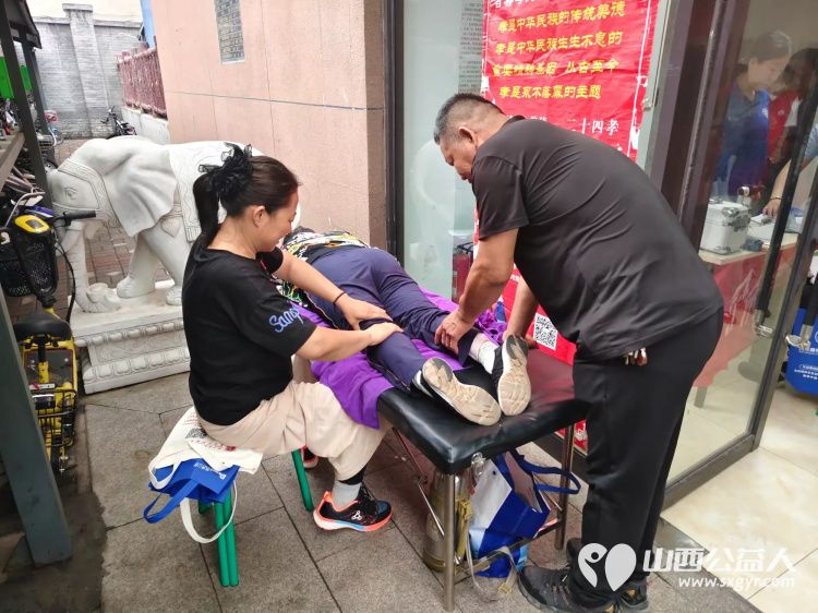 介休市敬老协会举办健康活动暖人心志愿服务进社区活动志愿者走进介休市北坛街道文苑街社区为社区所有老人们爱心理发按摩理疗义诊 - 第19张 - 山西公益人 介休市敬老协会举办健康活动暖人心志愿服务进社区活动志愿者走进介休市北坛街道文苑街社区为社区所有老人们爱心理发按摩理疗义诊 - 第19张